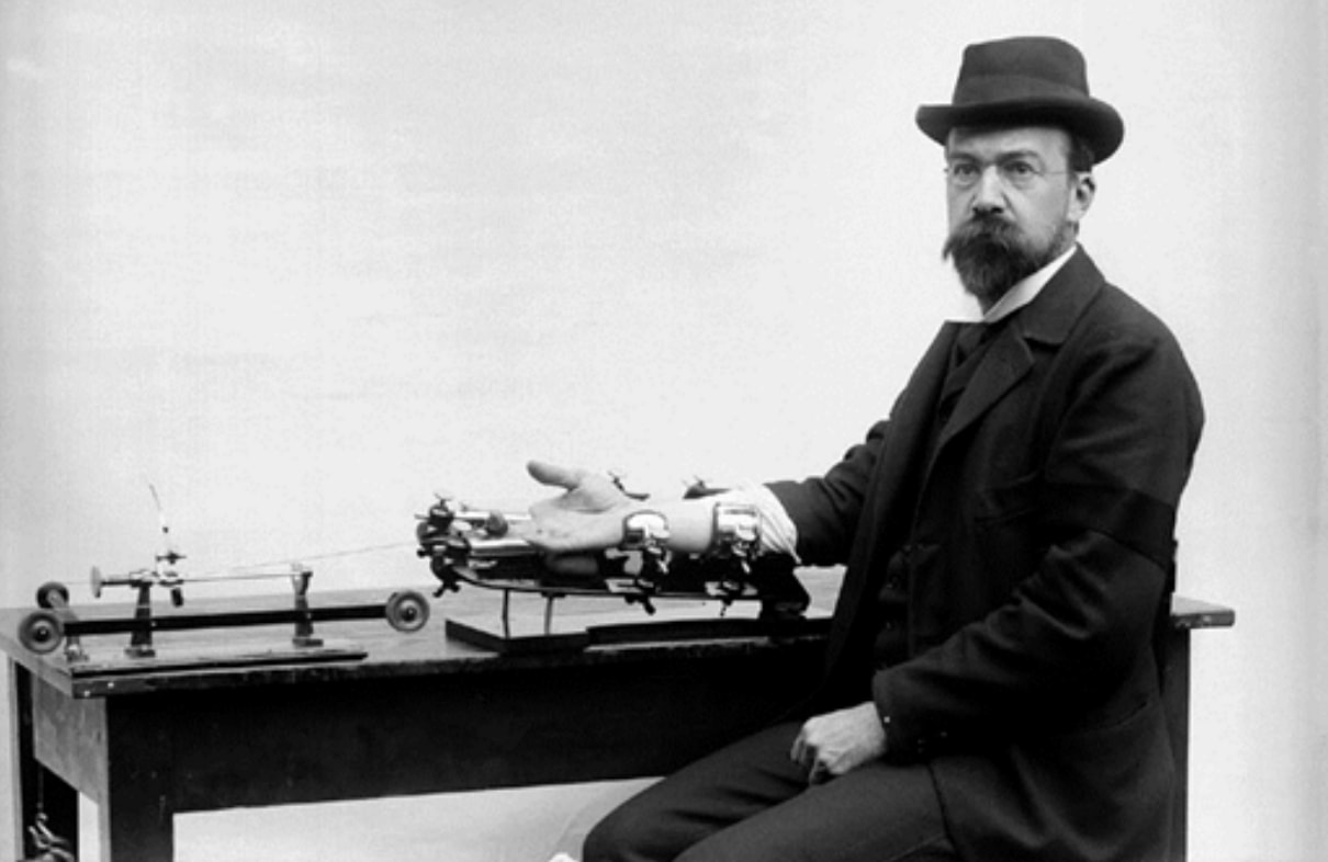 Ugolino Mosso with ergograph equipment